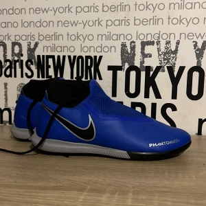 Nike phantom ghost inomhus fotbollskor - Nike phantom ghost inomhus fotbollskor Helt oanvända. Nypris 799kr. Storlek 42.