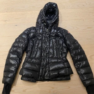 Moncler jacka dam  - En dam Moncler jacka i 10/10 skick, storlek large, nypris 18 000 kr