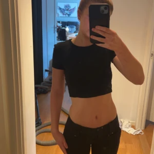 T-shirt - Kort tight t-shirt. Säljer då den e lite liten för mig. Änvänd få gånger. Inga defekter💓