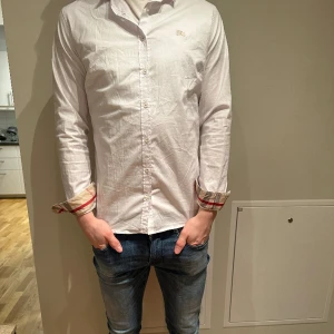 Burbery skjorta  - Säljer nu denna sjukt snygga Burbery skjortan | skick 9/10 | ny pris 5000 kr | mitt pris 999 kr | Hör av dig vid lilla minsta fundering 😁💯