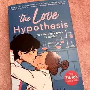 The Love Hypothesis - Säljer boken The Love Hypothesis av Ali Hazelwood. I fint skick. 85 kronor.