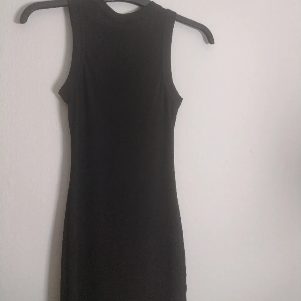 En jätte fin klänning från h&m divided💞 den är i storlek xxs men den är jätte stretchig. Den är i bra skick💞 säljer pga inte använder längre TRYCK INTE PÅ KÖP NU. Klänningar.