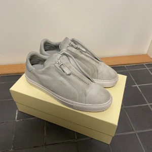 Gråa Axel Arigatos  - Hej, är du sugen på ett par gråa arigatos som är storlek 43 så har du kommit rätt, skorna har använts 4 gånger och är i bra skick, utan kriss ren sula osv. 