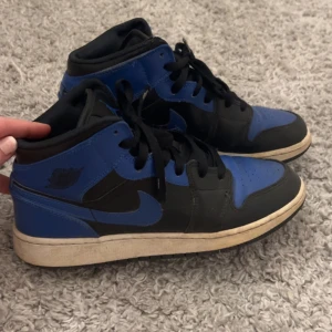 Air jordans 1 - Säljer mina blå svarta air jordans. Inga defekter förutom att dom är lite creasade. passar till allting och är i storlek 38 passar nog även 37 och 39 Box och kvitto tillkommer ej då jag ej hittar dem. Dem är äkta.☺️ pris kan diskuteras😊