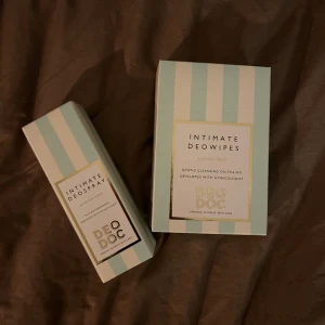 Deodoc - Deodoc deospray och deowipes i doften jasmine pear, oöppnade förpackningar. Nypris båda ca 450 kr. Köptes för ett tag sedan men aldrig öppnats. 