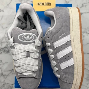 Adidas Campus 00s White Grey - Helt nya och oanvända Adidas Campus 00s Grey White i Storleken 39 1/3. Pris: 1499+frakt. Finns 3 stycken tillgängliga i denna storlek så passa på!   Skicka ett meddelande vid intresse eller frågor. Köp gärna genom plick för bådas säkerhet😊
