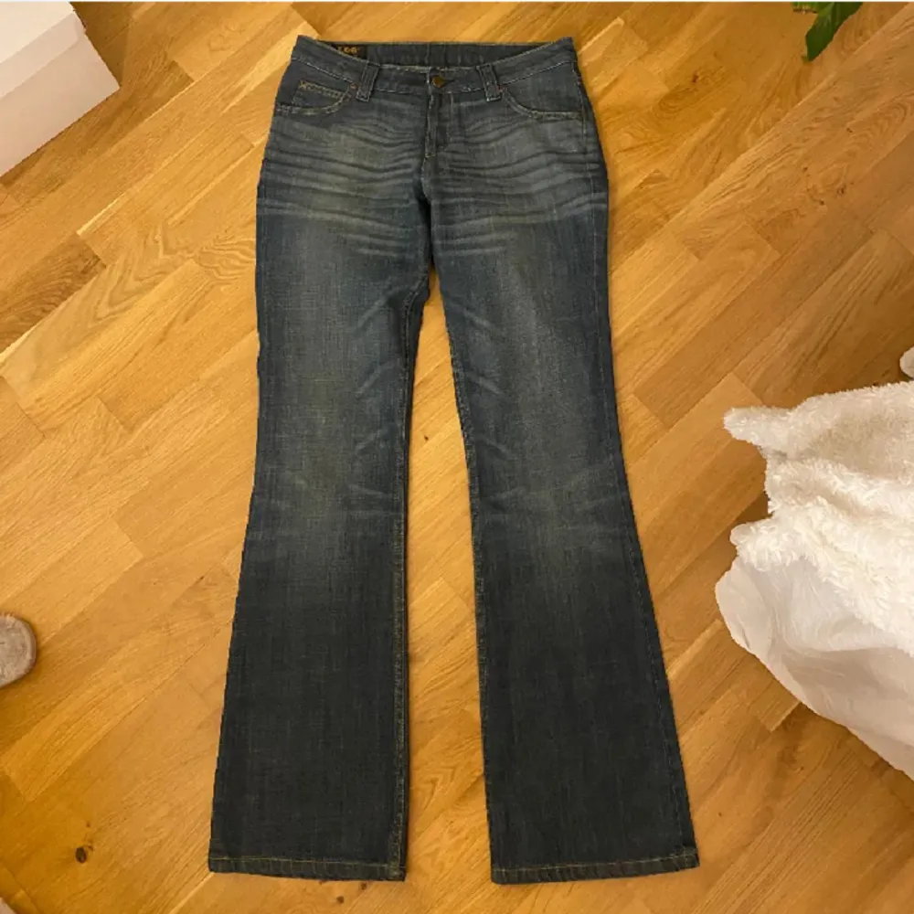 Jättefina Lågmidjade, bootcut jeans från LEE, köpta här på Plick men säljer då dom va förstora på mig. Bilderna är från tjejen jag köpte dom av!💗. Jeans & Byxor.