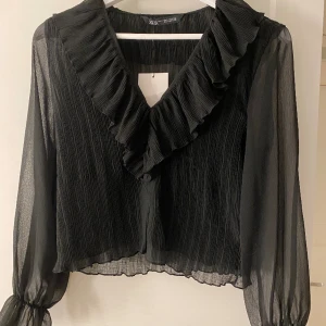 Zara blus - Säljer denna sjukt snygga blusen från zara. Aldrig använd med prislappen kvar. Den är i storlek S men skulle säga att den passar xs och s. Priset går att diskutera