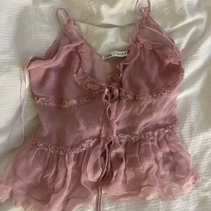Zara topp - Säljer detta jättefina och populära linne från zara då jag tyvärr inte får användning av de❤️ köptes ny för 429 och använd en gång!