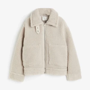 Hm - Säljer denna slutsålda Teddy jacka från hm. Strl L men skulle säga att den sitter som en M. Använd fåtal gånger 🩷