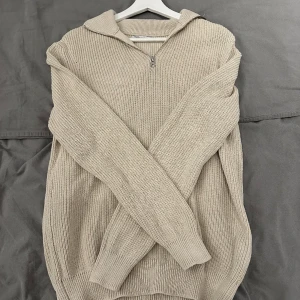 Zara zip - Zara zip, storlek M, beige, pris 150 Har en flaw vid zipper