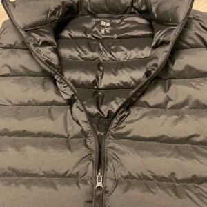 Ultra light down Väst - Hej säljer min splitter nya Väst från UNIQLO då de är fel storlek/passform på mig. Riktigt fin faktiskt  Nypris 599kr. Priset är ej hugget i sten så kom med förslag!