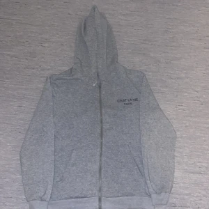 C’EST LA VIE Paris Hoodie - C’EST LA VIE Paris Hoodie är en komfort och stil Hoodie och bra kvalité.