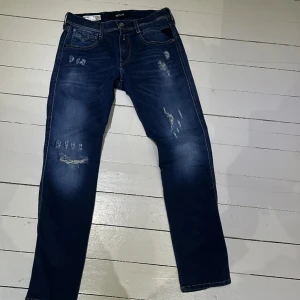 Replay anbass jeans  - Mörkblå replay anbass hyperflex.  Storlek W29 L30 Köpta för 1 995 kr. Jeansen är helt nya och oanvända.  Skriv vid frågor och eller funderingar!