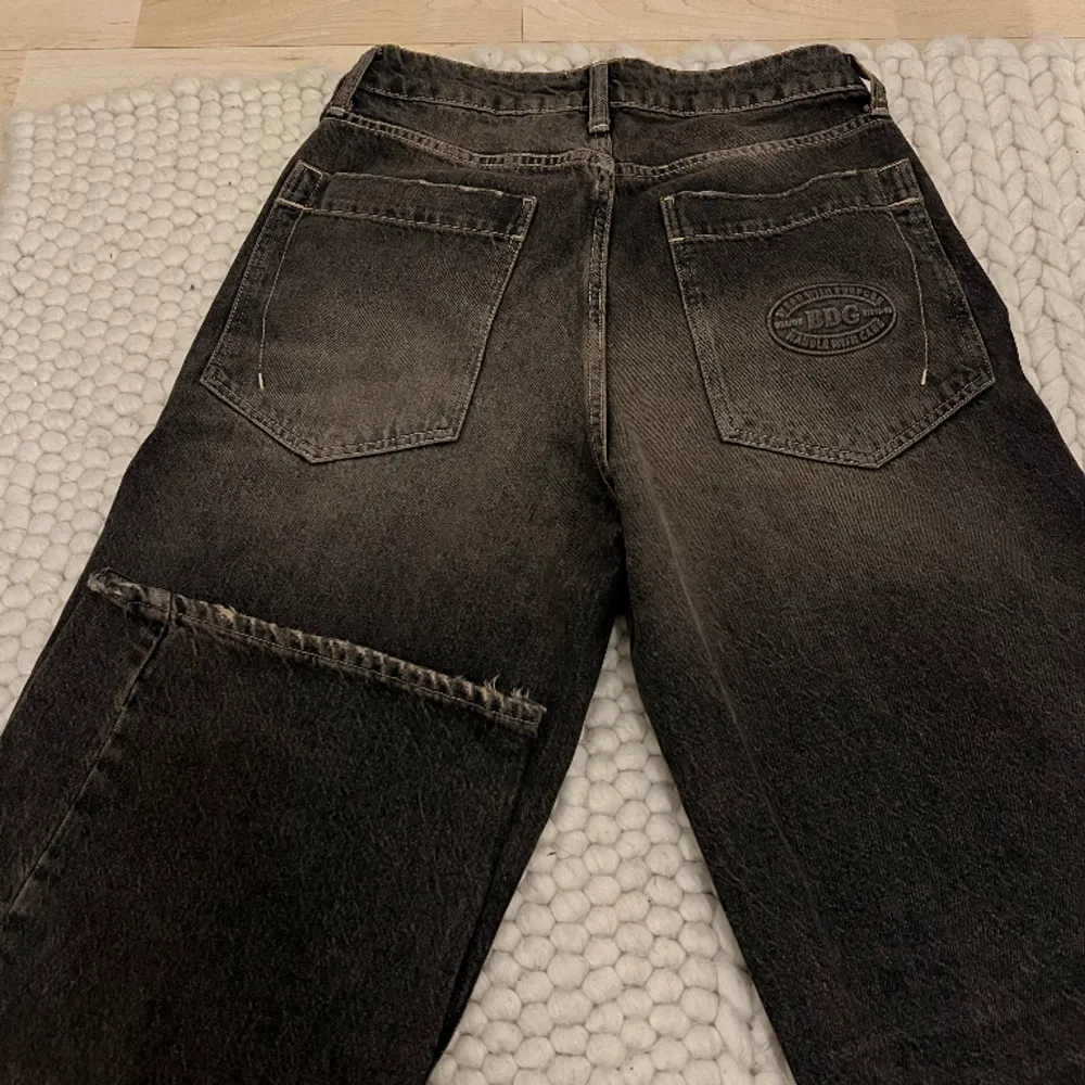 Supercoola low waisted baggy jeans som endast är använda ett fåtal gånger. Nypris ca 800kr. Pris kan diskuteras!. Jeans & Byxor.