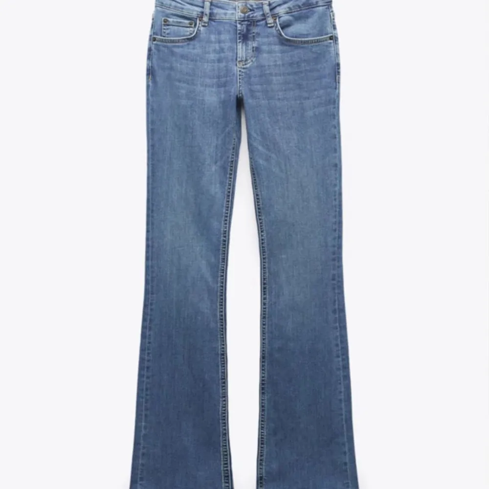 Säljer mina zara Lågmidjade jeans, då jag inte får någon användning för dem💕. Jeans & Byxor.
