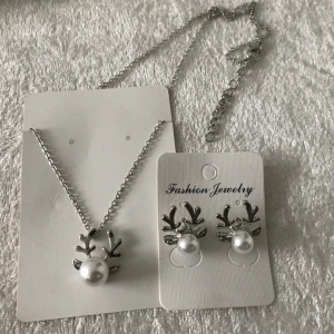 Pärlör / Strass Antler Halsband med Örhängen  - Halsband 50.00 + 5.00 cm hänge ca 2.00*1.80cm  Helt ny  149kr/set 