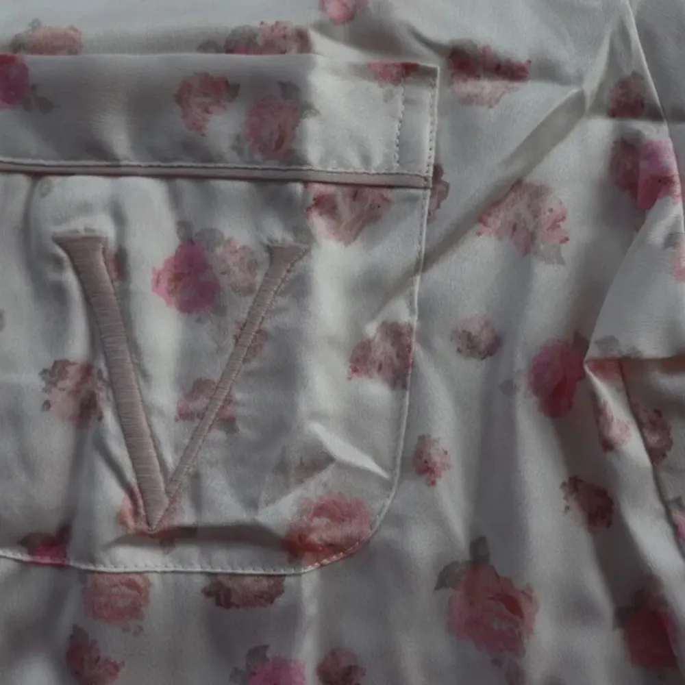 Jätte fin floral silkes pyamas set från Victorias secret. Jätte skönt att ha på sig storlek xs-s. Köpt i USA❤️🌸🌺. Övrigt.