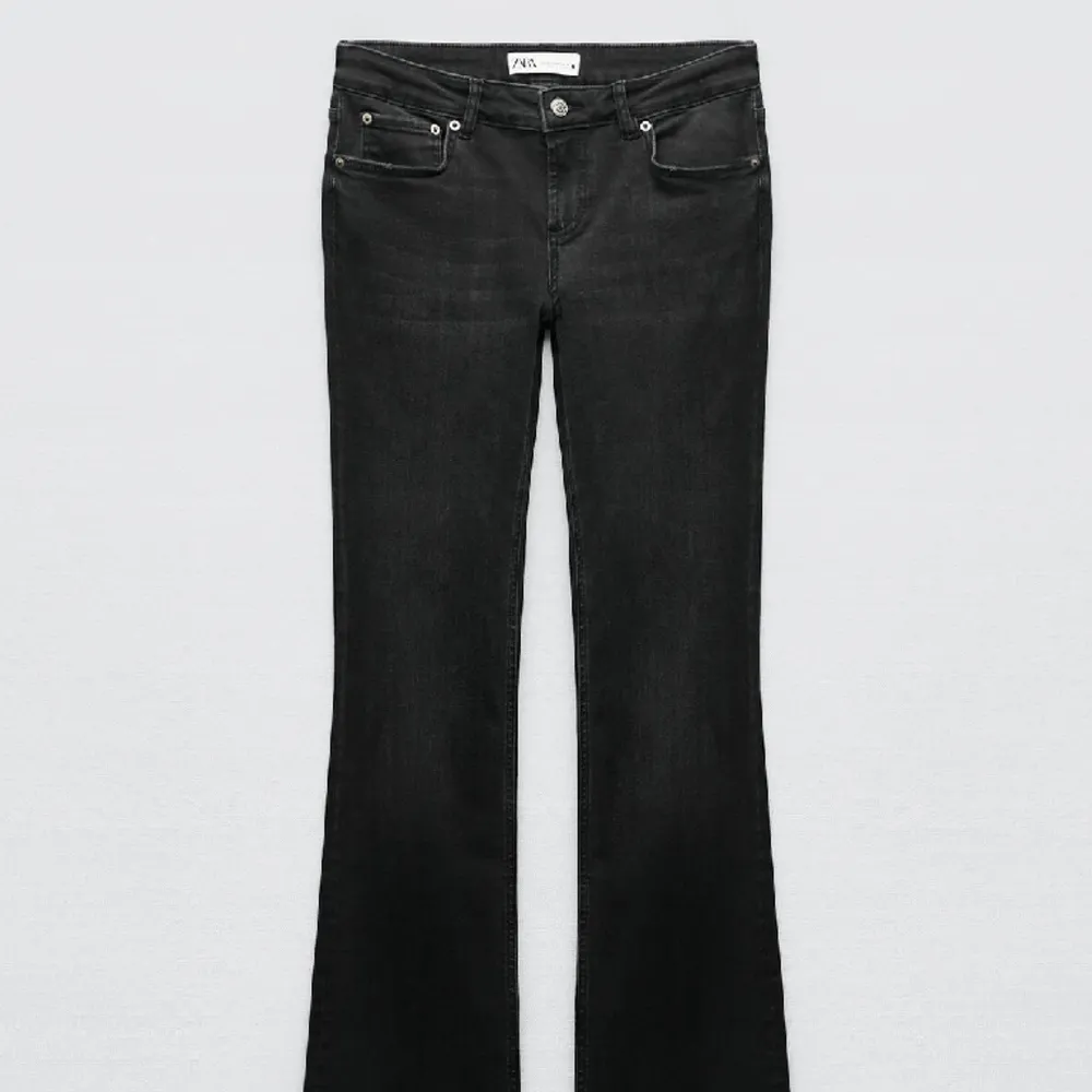 Slutsålda jeans ifrån zara, vid intresse kan egna bilder skickas💗. Jeans & Byxor.