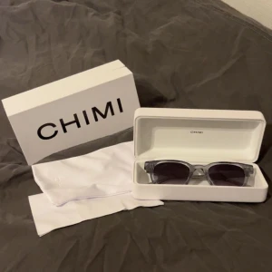 gråa chimi 02 grey - använda fåtal gånger, inköpta sommarn 2023, allt ingår som är på bilden, de är såklart äkta 