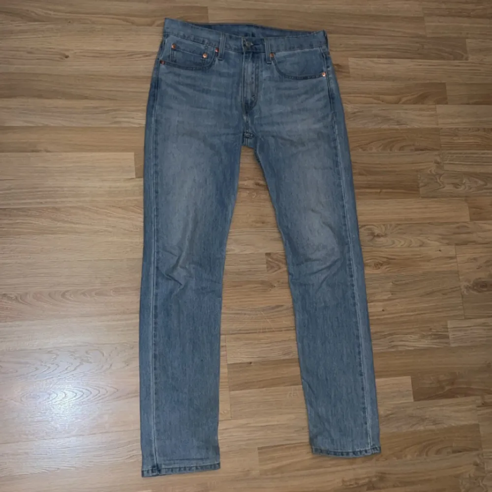 Säljer mina Levi’s 502 jeans då de är för små. Köpta i Levi’s butik i Kungsbacka och de har använts ett fåtal gånger. Jeansen är i storlek W31 / L34 och har inga täcken på användning. Priset går att diskuteras vid snabb affär. Originalpris 950kr.. Jeans & Byxor.