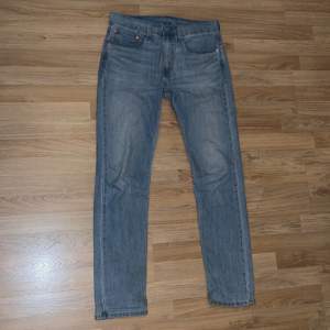 Säljer mina Levi’s 502 jeans då de är för små. Köpta i Levi’s butik i Kungsbacka och de har använts ett fåtal gånger. Jeansen är i storlek W31 / L34 och har inga täcken på användning. Priset går att diskuteras vid snabb affär. Originalpris 950kr.