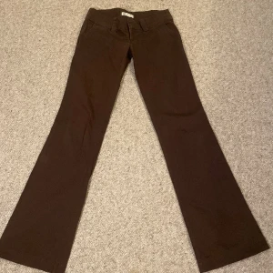 Bruna lågmidjade kostymbyxor  - 36cm rakt över midjan & 78cm i innebenslängd!