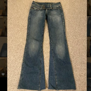 Lågmidjade jeans - Så snygga men blivit för små🥲 37cm rakt över midjan 84cm innebenslängd. Har själv sytt ut de till bootcut!