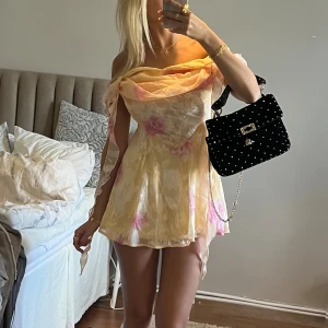 Klänning  - Säljer denna fina klänning från boohoo aldrig använd med prislappen kvar💕