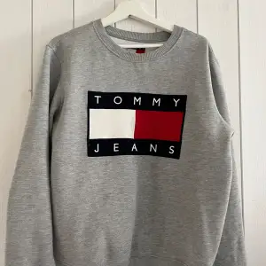 Grå College tröja Tommy Hilfiger i storlek M, bra skick! 