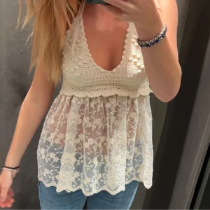 Spets topp från zara  - Sjukt snygg topp från zara❤️ perfekt nu till sommaren! Finns inte längre att köpa på hemsidan