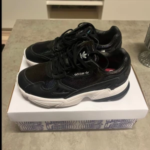 Adidasskor - Adidasskor i storlek 38, aldrig använda!✨💕
