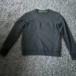 Hugo boss sweatshirt  - Säljer min Hugo boss sweatshirt  Bra skicka 