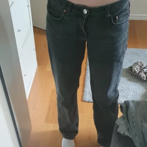 Low waist straight jeans  - Storlek 36, har använt många gånger men inte slitna. Har haft dom i typ 1-2år💕