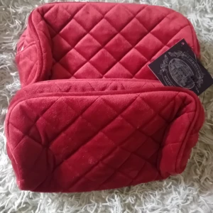Makeup väskor  -  Jag säljer två röda cosmetics väskor i suede, väldigt skön material för 99kr st