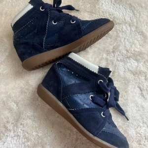 Isabel Marant sneakers  - Super snygga blå isabel marant skor som tyvärr inte kommer till användning. Perfekta nu i sommar💙priset går att diskuteras 