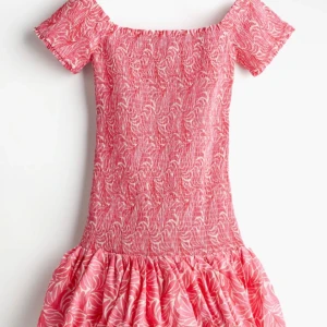 Hm klänning - Säljer denna helt nya slutsålda klänning med lapp kvar. Storlek M men passar S. 