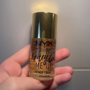 Nyx honey dew me up primer - Helt ny, oanvänd primer som får sminket att hålla hela dagen. Råkade beställa två, tänkte det skulle vara bättre att den kom till nytta. 22 ml men håller otroligt länge! Nypris: 259kr. 180kr+frakt💓