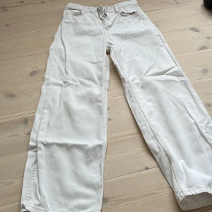 Vita jeans - Säljer dessa vita jeans då jag aldrig riktigt använt dom