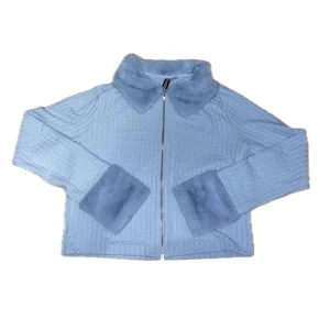 Blå tröja med fluff - Aldrig använd och finns inte längre att köpa!! längd: 46-47cm armlängd: 60cm 