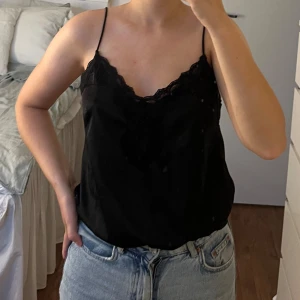 Spetstopp - Jättefin spetstopp som passar lika bra till fest som vardag. Toppen är använd men är i fint skick och utan större skavanker. 🖤💕