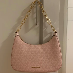 Michael Kors väska - 🤍