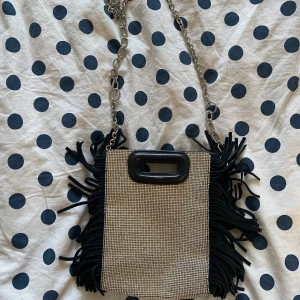 Maje väska  - Säljer denna majeväska i en limited edition modell som är i ett mycket bra skick. Använt ett par fåtal gånger. Köptes på zalando 2019/2020. Tillkommer en ytterligare svart axelrem.   2800kr🌺