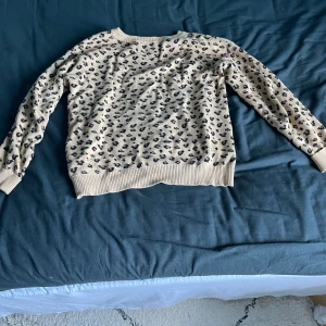 Tröja från Zara🤩🤩 - En jättefin tröja med leopardmönster från Zara i storleken 140🤩 säljer då den är för liten. Den är ganska stor så den passar om man har lite större storlek🥰Skriv till mig om frågor eller fler bilder❤️