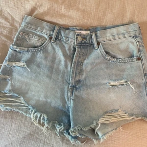 Zara jeansshorts  - Säljer nu dessa populära & eftertraktade midrise jeansshortsen ifrån zara!! De är i storlek 40 men passar snarare M! Dom ör typ helt nya & endast använda 1 gång! 