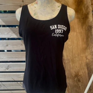 Fint bomulls linne  - Använt och tvättat 1ggr, så i mkt fint skick. Stl L i bomull/elastan. Även snyggt på en M om man vill att det ska sitta lite lösare. Från Stadium