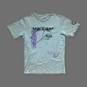 Weekday T-shirt med tryck - Några år gammal Weekday tröja med tryck på! Väldigt sadboys draingang vibe.  Lite urtvättad och har något pyttelite märke/fläck (se sista bilden). Annars i fint skick! 100% bomull och storlek S oversized. Passar som M 🌟