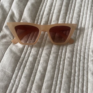 Säljer dem här as snygga solglasögon🥹✨ - Säljer dessa fina solglasögon har använts 2 gånger