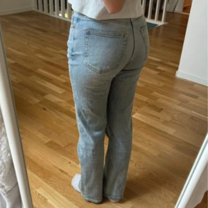 Jeans från Weekday - blåa midwaist, W26 L30, så fina!💓