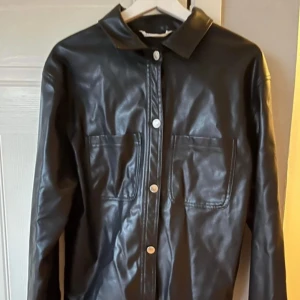 Skjorta i skinn - Skjorta i fusk skinn Normal i storleken 